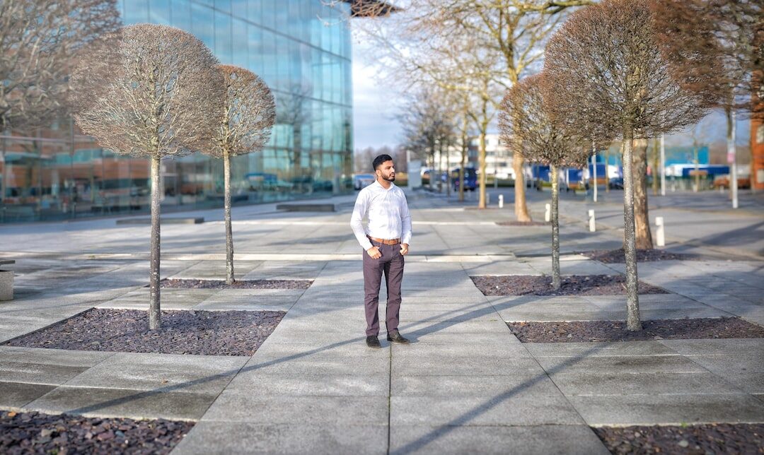 Portrait of a Belgian Moroccan entrepreneur and podcast host